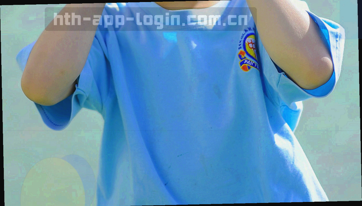 球衣剪影与合同文件层叠的抽象画面，用于转会窗口专题题图